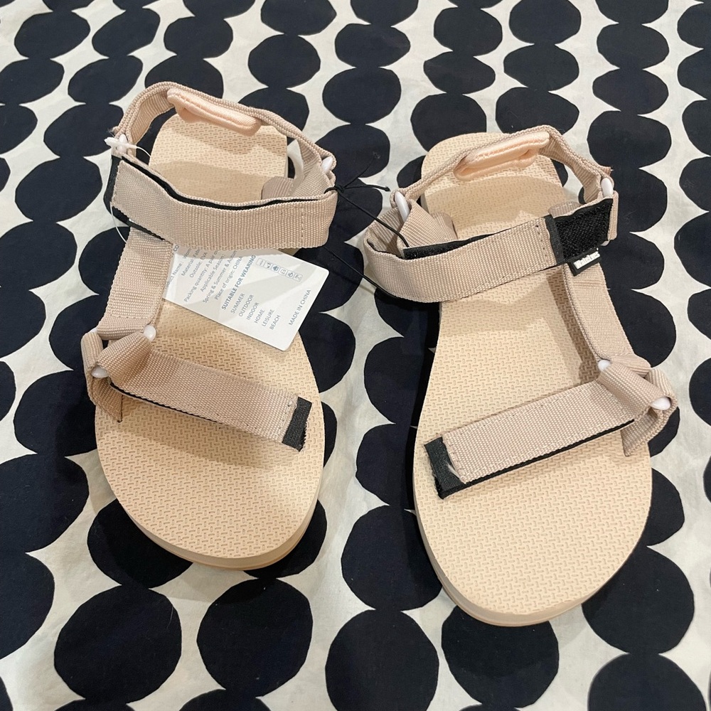Watelves Womens Light Tan Strappy Summer Sandals New with tags, size euro 38